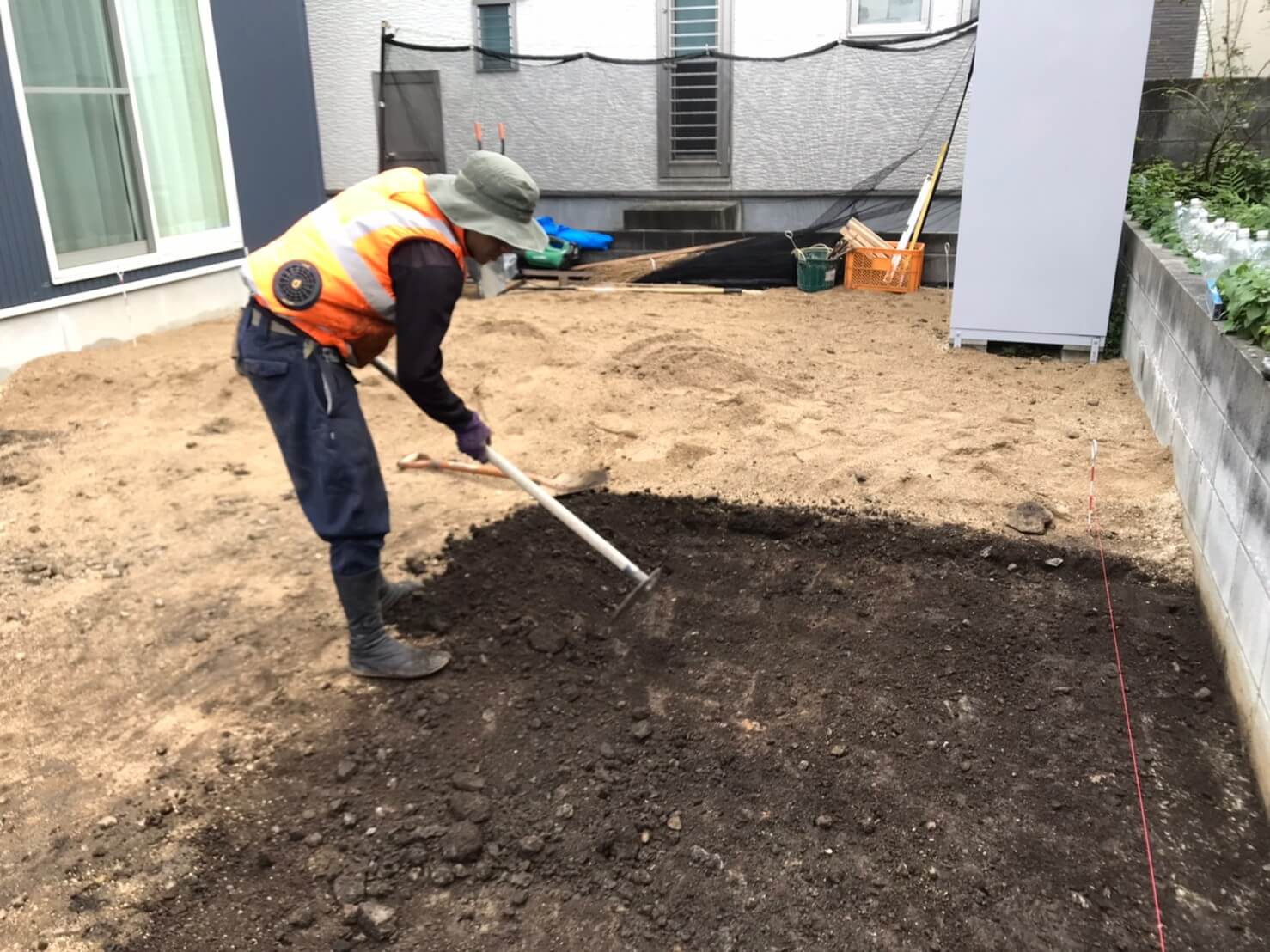 地面の高さを専用の機械で見ながら整地を行う田嶋